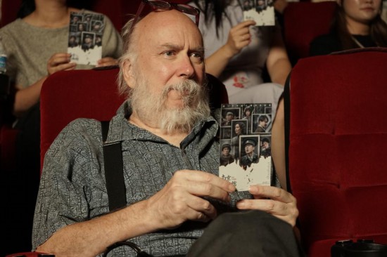 8月11日,在美国加利福尼亚州洛杉矶县蒙特雷帕克的一家影院,观众参加影片《南京照相馆》洛杉矶首映礼。新华社发(曾慧摄)