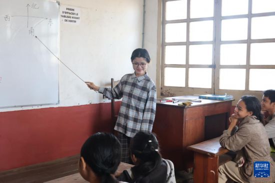 7月12日,在马达加斯加图阿马西纳,塔马塔夫大学孔子学院志愿者葛雪在塔马塔夫华侨学校给学生讲课。新华社发(西塔卡·拉乔纳里松摄)