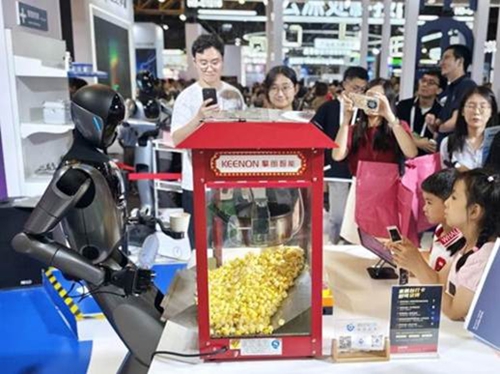 XMAN-F1人形机器人正在制作爆米花。受访者供图