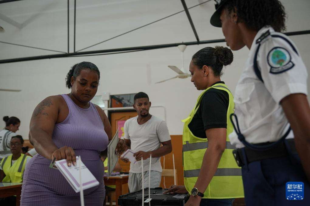 9月25日，选民在塞舌尔首都维多利亚的一处投票站投票。新华社记者 韩旭 摄