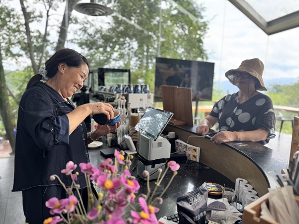 冉光芳为游客制作咖啡。荚天宇摄