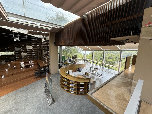 村里的烤烟房改造成咖啡馆和图书馆，成为游客打卡地。荚天宇摄