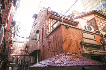 贵州路地块涉及7个零星旧改地块、239户无卫生设施户。黄浦区创新“零星抽户”模式，腾出空间解决居民“拎马桶”问题 记者 海沙尔 摄